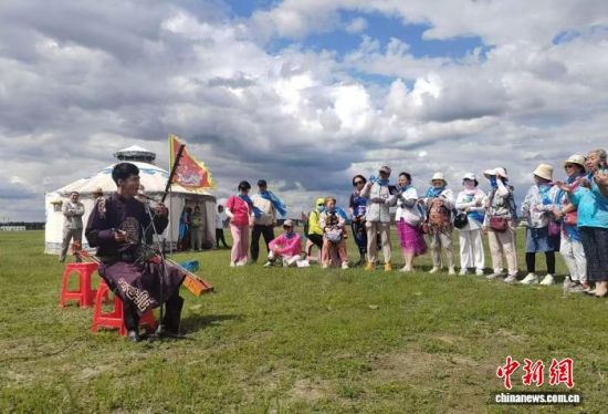 朝鲁蒙在草原上表演乌力格尔。(资料图) 受访者供图 朝鲁蒙在草原上表演乌力格尔。(资料图) 受访者供图