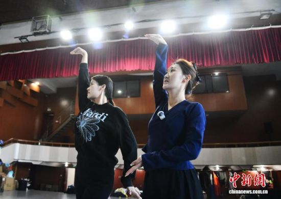 李英花(右)在指导年轻演员练习朝鲜族鹤舞。高龙安 摄 李英花(右)在指导年轻演员练习朝鲜族鹤舞。高龙安 摄