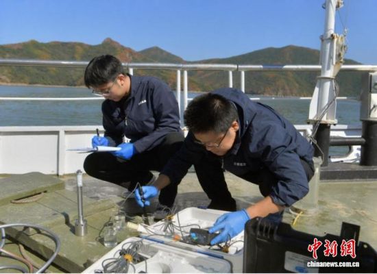 工作人员正在测定水样的pH等理化指标。刘栋 摄 工作人员正在测定水样的pH等理化指标。刘栋 摄