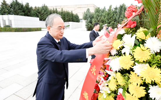 9月30日,省暨长春市向人民英雄敬献花篮仪式在长春市烈士陵园举行。省委书记黄强,省委副书记、省长胡玉亭,省政协主席朱国贤等仔细整理花篮缎带,表达对革命先烈的深切缅怀和崇高敬意。 9月30日,省暨长春市向人民英雄敬献花篮仪式在长春市烈士陵园举行。省委书记黄强,省委副书记、省长胡玉亭,省政协主席朱国贤等仔细整理花篮缎带,表达对革命先烈的深切缅怀和崇高敬意。
