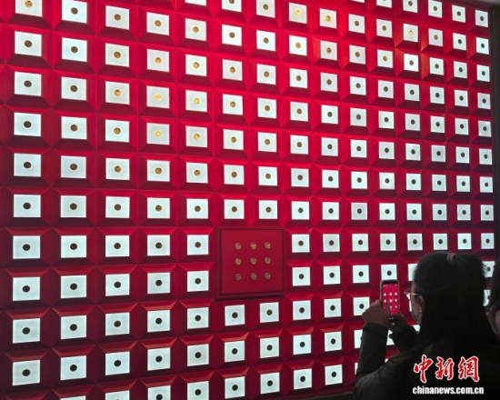 10月14日,游客在黄金博物馆内的一面“金币墙”前拍照。中新网记者 张焕迪 摄 10月14日,游客在黄金博物馆内的一面“金币墙”前拍照。中新网记者 张焕迪 摄
