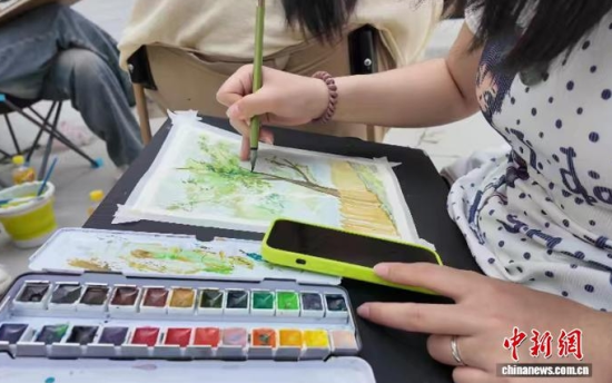 大学生在村庄里写生。 蛟河市融媒体中心供图 大学生在村庄里写生。 蛟河市融媒体中心供图