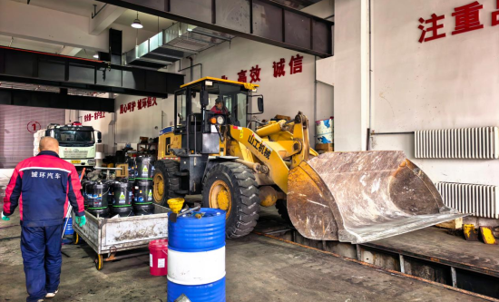 车辆在检修工位上进行维修养护。李钊 摄 车辆在检修工位上进行维修养护。李钊 摄