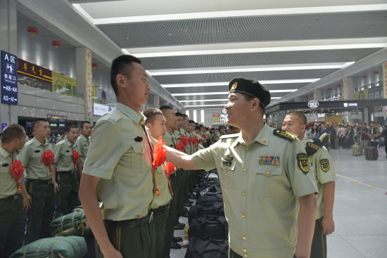 武警长春支队老兵退伍返乡纪实