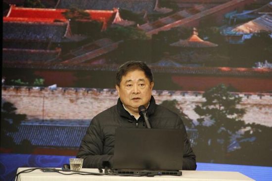 故宫博物院学术委员会主任单霁翔以《留住城市文化的根与魂》为题,为