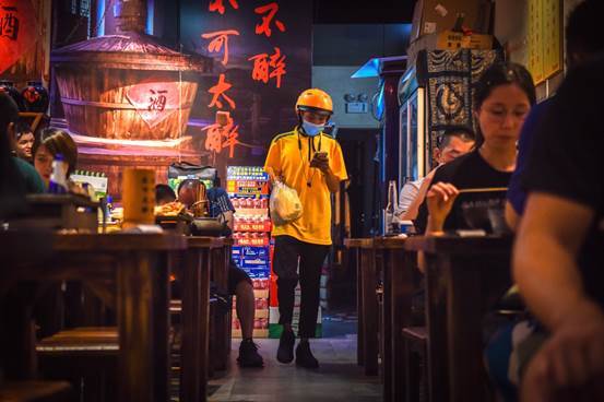 说明: 图片包含 人, 室内, 男人, 桌子
描述已自动生成 说明: 图片包含 人, 室内, 男人, 桌子
描述已自动生成