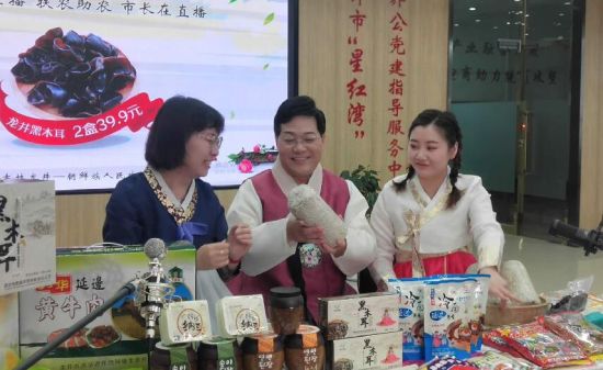 龙井市副市长杨文军走进网络直播间助力农产品销售