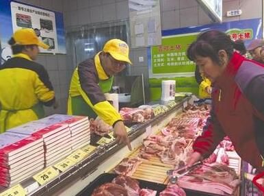 "北大才子"陆步轩(中)来成都卖猪肉