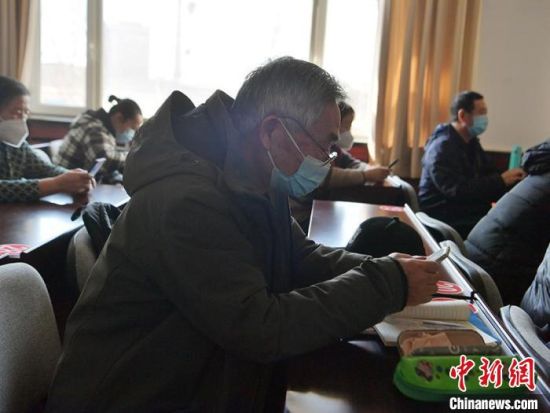 智能手机课堂上的“银发族”：勤学紧跟时代“必修课”