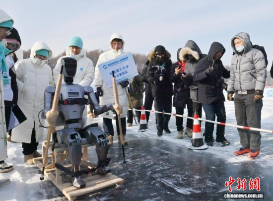 1��10�գ����ֳ�����һ�������˱�ѩ���У����������������ϻӶ�ѩ�ȣ��ڱ����Ϸ������С������������ ���� ��