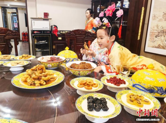 2��5�գ�����ʡ�����У�����������ε�Сʳ��Ʒ��������˴��롱������������� ʯ���� ��