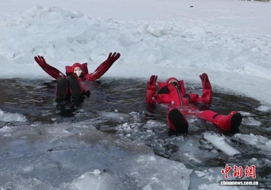 2��5�գ�����ʡ�����У�һ����صı�����Ŀ�����ڶ��ο�ǰ�����顣���Ϻ������У�������������Ŀ�ĺ�ɫ����װ������ȻƯ���ڱ���֮�ϣ����ܱ��µı�ѩ��Ȥ�������� ��