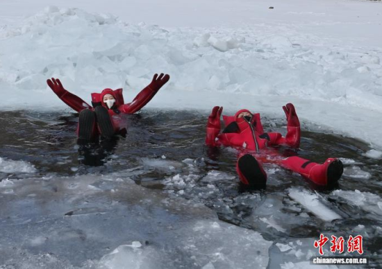 2��5�գ�����ʡ�����У�һ����صı�����Ŀ�����ڶ��ο�ǰ�����顣���Ϻ������У�������������Ŀ�ĺ�ɫ����װ������ȻƯ���ڱ���֮�ϣ����ܱ��µı�ѩ��Ȥ�������� ��