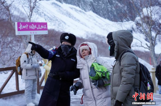 ���軨Ů�Ӿ����������Ȫ�㳡Ϊ�ο�ָ������·�ߡ������� ��