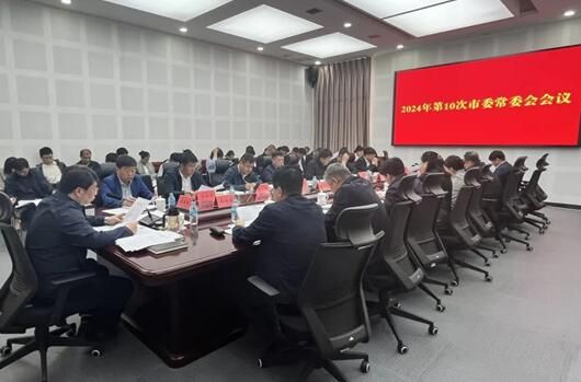 延边州政府副州长,龙井市委书记朴君峰主持会议并讲话.